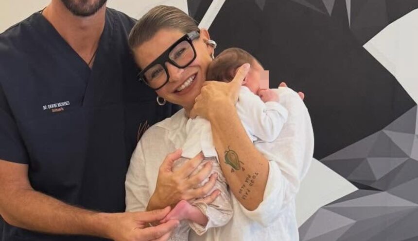 Alessandra Amoroso porta la figlia Penelope, di soli 25 giorni, dall'osteopata: la dolcissima foto - Gossip.it
