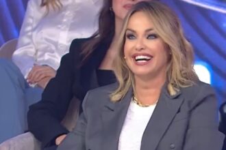 Sonia Bruganelli si riprende il GF da opinionista (aggiunta) e in diretta tv balla pure la Zumba: guarda - Gossip.it