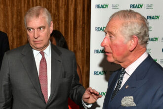 ''Mi ritiro dalla vita pubblica'': il Principe Andrea cede al fratello Re Carlo e perde il titolo di Duca dopo le nuove scioccanti rivelazioni - Gossip.it