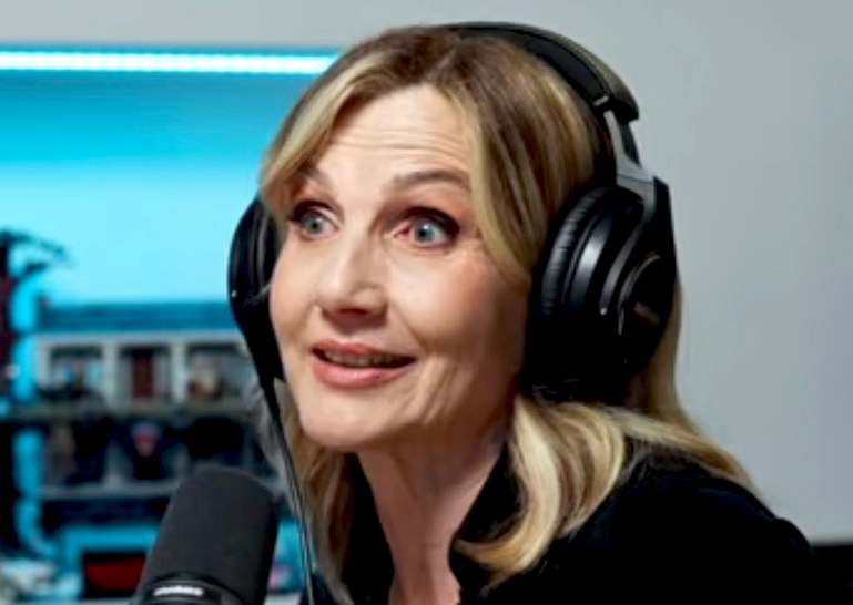 ''Ci sono caduti tutti'': Lorella Cuccarini spiega come ha nascosto la sua gravidanza gemellare facendo cambiare le coreografie del musical - Gossip.it