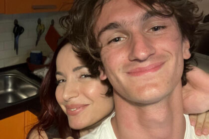 E’ morto a soli 18 anni il fratello di Andrea Delogu: una tragedia immane colpisce la conduttrice e concorrente di 'Ballando' - Gossip.it