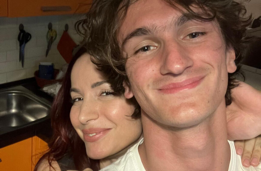 E’ morto a soli 18 anni il fratello di Andrea Delogu: una tragedia immane colpisce la conduttrice e concorrente di 'Ballando' - Gossip.it