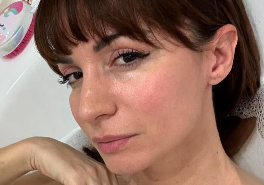 Oggi il funerale del fratello di Andrea Delogu, le sue prime parole dopo la tragedia: ''Momento devastante'' - Gossip.it