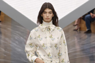 La figlia 18enne di Bianca Balti, Matilde Lucidi, debutta come modella ad altissimo livello alla Parigi Fashion Week: in passerella per Dior! Foto - Gossip.it