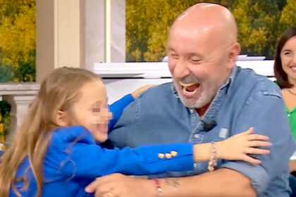 Il comico Maurizio Battista per la prima volta in tv con la figlia Anna, avuta a quasi 60 anni: ''A volte mi scambiano per il nonno'' - Gossip.it