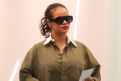 Rihanna indossa stivali con stampa di pelle di serpente mentre fa shopping a Los Angeles