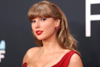 Taylor Swift batte il record di Adele con le vendite di "La vita di una showgirl"!