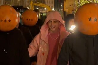 Timothée Chalamet al pop-up "Marty Supreme" con una banda di copricapi da ping-pong, in video