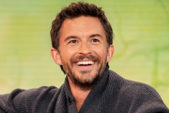 Jonathan Bailey nominato uomo più sexy del 2025 dalla rivista People