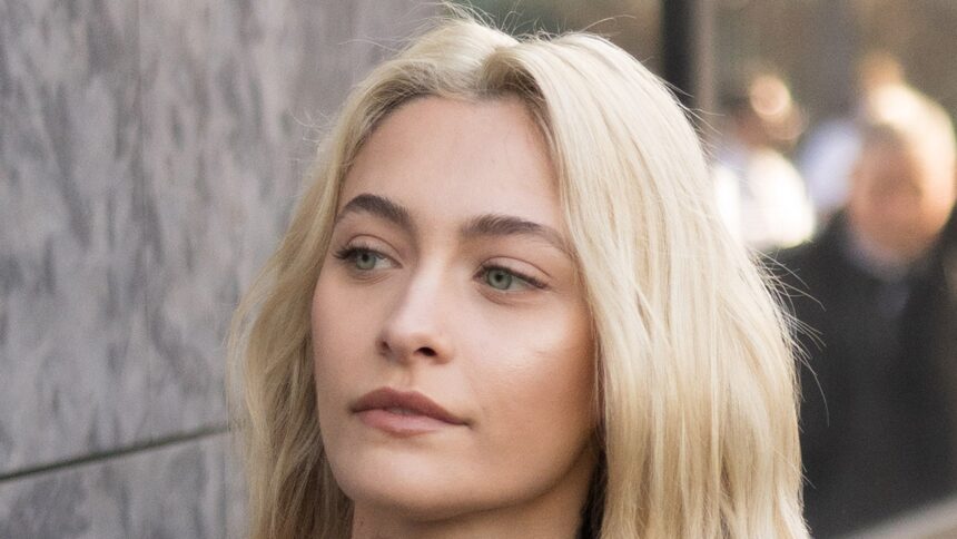 Paris Jackson dice di avere un buco nel naso a causa dell'uso di droga