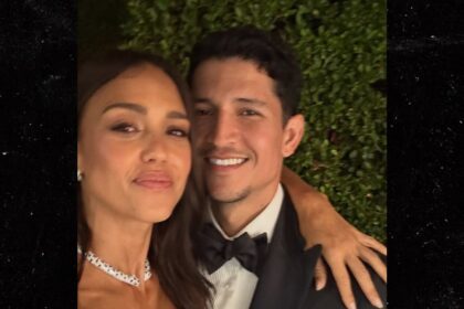 Jessica Alba e Danny Ramirez condividono dolci selfie da un appuntamento galante