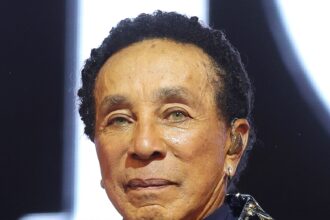 L'ultima accusa di Smokey Robinson per batteria sessuale proviene da un uomo