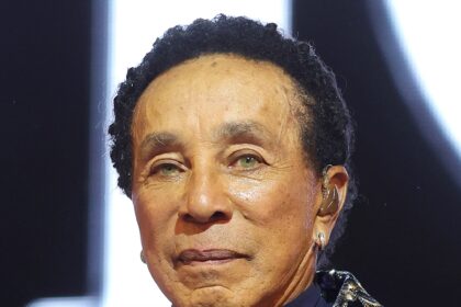 L'ultima accusa di Smokey Robinson per batteria sessuale proviene da un uomo
