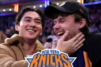 I costar di "Summer I Turned Pretty" Sean Kaufman e Christopher Briney Kiss al Knicks Game