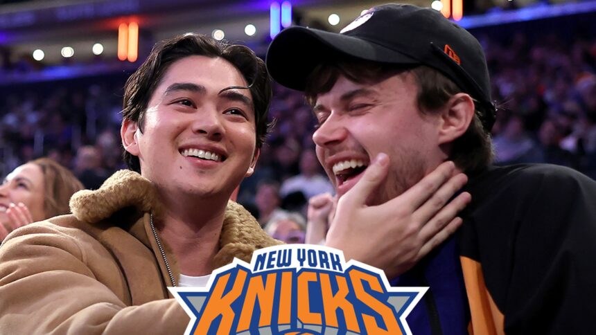 I costar di "Summer I Turned Pretty" Sean Kaufman e Christopher Briney Kiss al Knicks Game