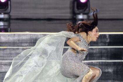La reginetta di bellezza ucraina ripresa in un video mentre cade durante Miss Terra 2025