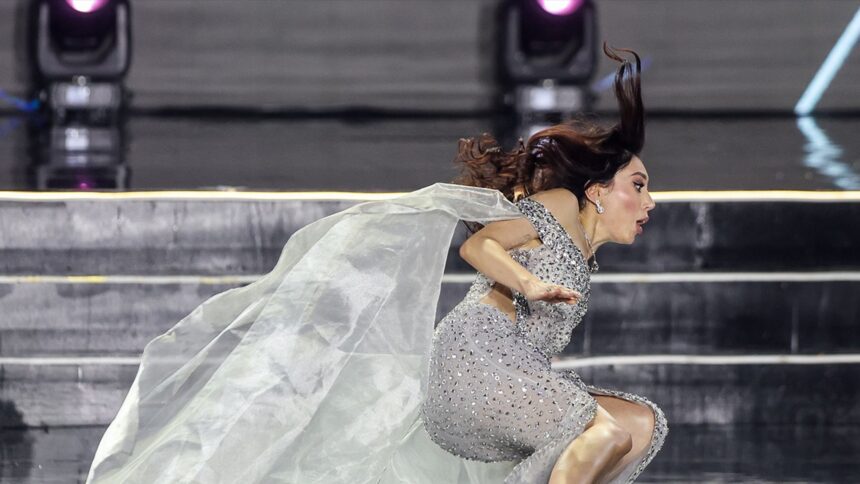 La reginetta di bellezza ucraina ripresa in un video mentre cade durante Miss Terra 2025