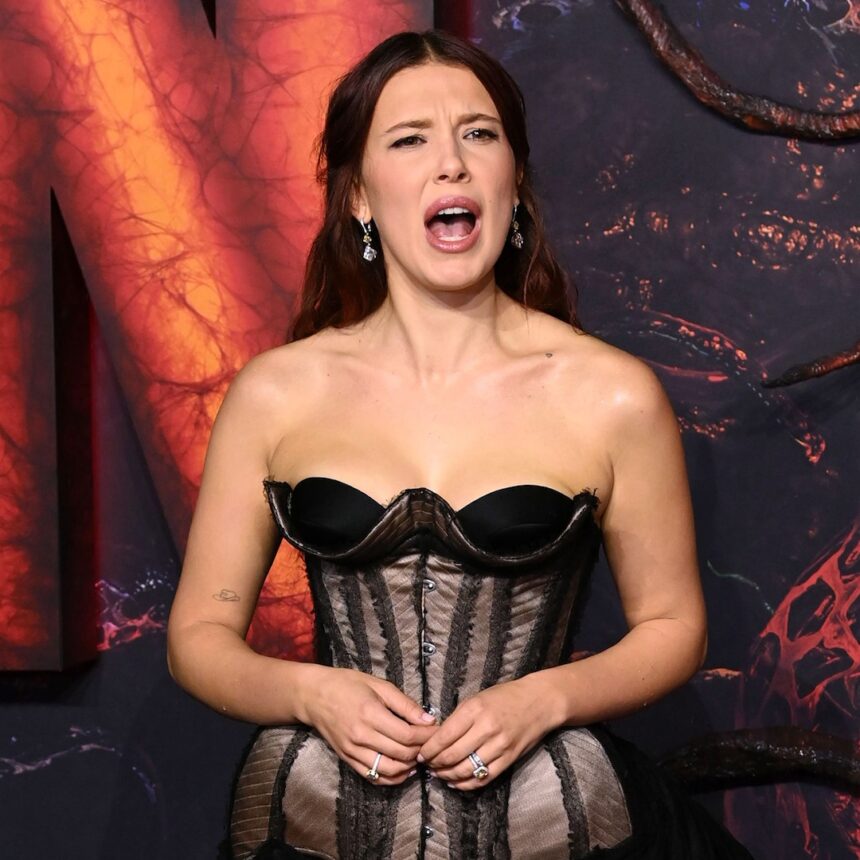 Millie Bobby Brown, fotografa del tappeto rosso, risponde con un applauso