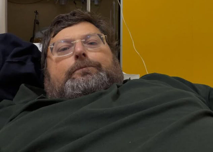 ''Decimo ingresso notturno in Pronto Soccorso'': Mario Adinolfi ricoverato, la foto in ospedale - Gossip.it