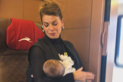Alessandra Amoroso mamma dolcissima in treno con in braccio la figlia Penelope di 2 mesi e mezzo: la foto