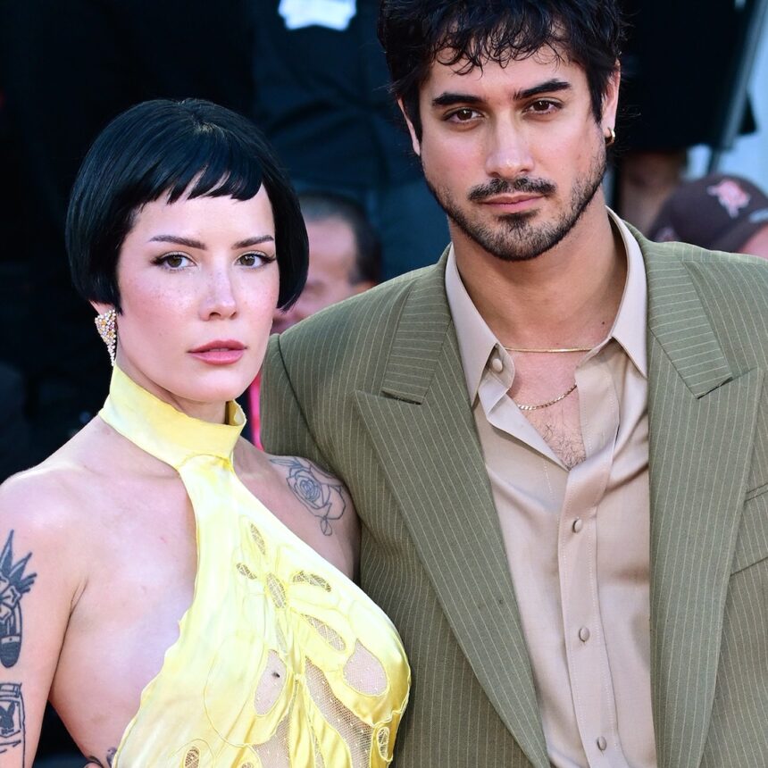 Costume di Halloween per coppie nude di Halsey e del fidanzato Avan Jogia