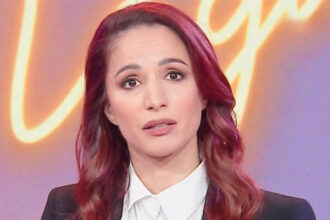 ''Il dolore accompagna ogni mio respiro'': Andrea Delogu riappare commossa in tv dopo la morte del fratello, le toccanti parole - Gossip.it