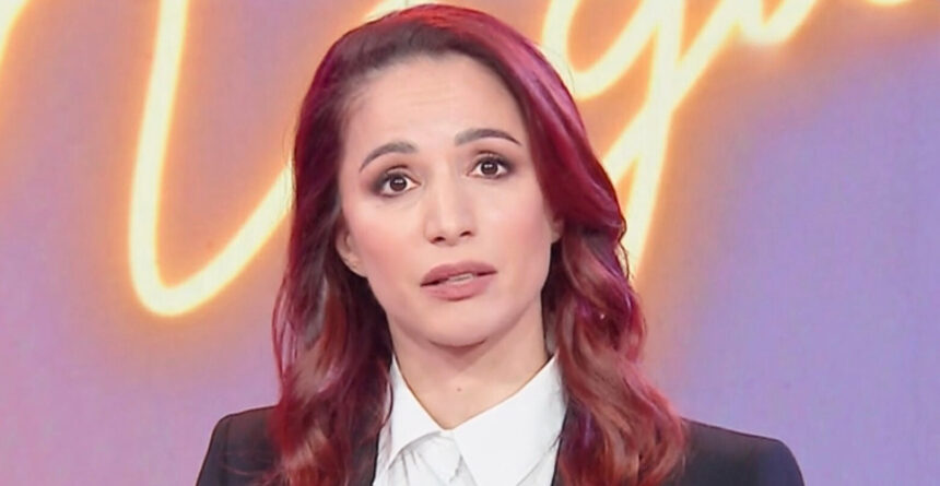 ''Il dolore accompagna ogni mio respiro'': Andrea Delogu riappare commossa in tv dopo la morte del fratello, le toccanti parole - Gossip.it