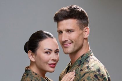 Janel Parrish elogia il debutto distintivo di Parker Young in "Christmas on Duty", dice che i fan lo adoreranno