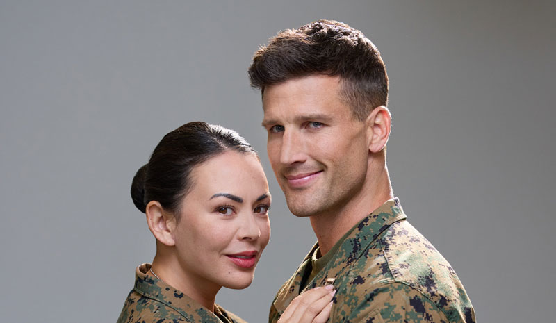 Janel Parrish elogia il debutto distintivo di Parker Young in "Christmas on Duty", dice che i fan lo adoreranno