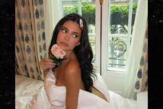 Kylie Jenner si copre solo con un lenzuolo in un post sexy su Instagram