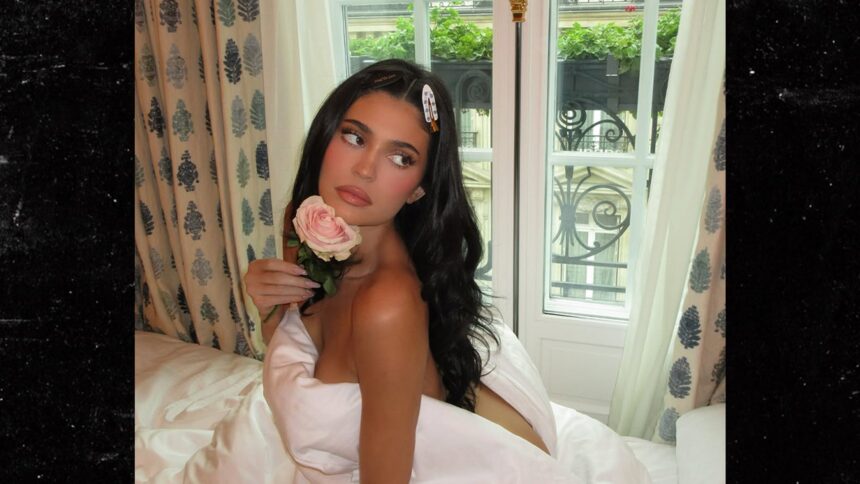 Kylie Jenner si copre solo con un lenzuolo in un post sexy su Instagram