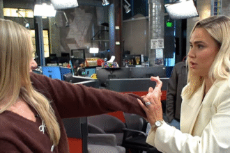 CJ Perry mostra il produttore Charlie Neff Wrestling Move su TMZ Livestream