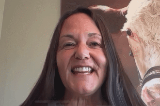 L'attivista animalista Ellie Laks distrugge la tradizione del presidente di graziare la Turchia