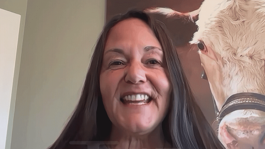 L'attivista animalista Ellie Laks distrugge la tradizione del presidente di graziare la Turchia