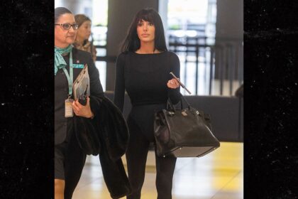 Bianca Censori mostra il sedere in un perizoma all'aeroporto