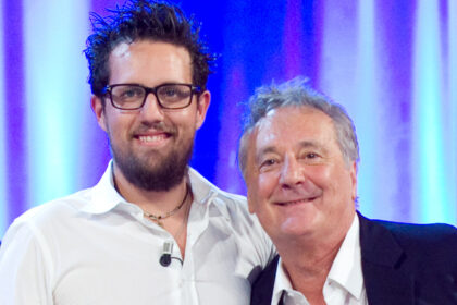 Enzo Iacchetti annuncia emozionato che diventerà nonno per la prima volta a 73 anni: genere del nipotino e quando nasce - Gossip.it