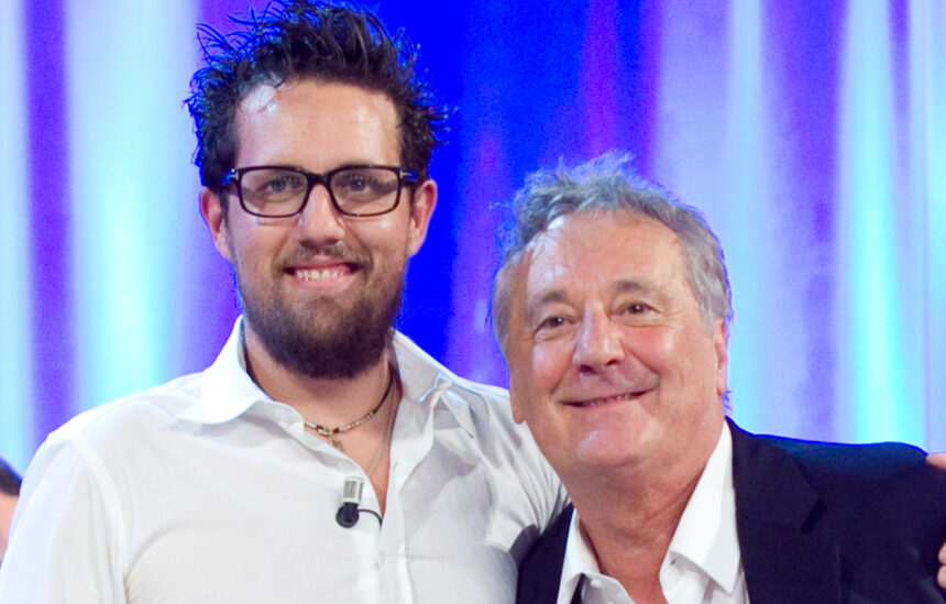 Enzo Iacchetti annuncia emozionato che diventerà nonno per la prima volta a 73 anni: genere del nipotino e quando nasce - Gossip.it