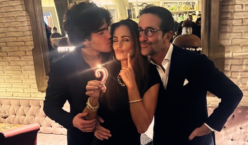 Samantha De Grenet festeggia 55 anni: il marito e il figlio le organizzano un party a sorpresa, foto - Gossip.it