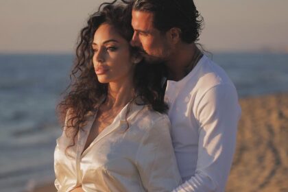 Raffaella Fico incinta di 5 mesi mostra il pancione 'a nudo' per la prima volta: le foto con Armando Izzo - Gossip.it