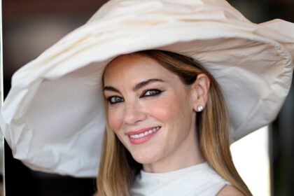 Michelle Monaghan mostra un po' di gamba e fa "uno spasso" al Derby Day 2025