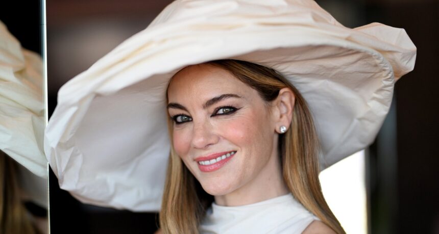 Michelle Monaghan mostra un po' di gamba e fa "uno spasso" al Derby Day 2025