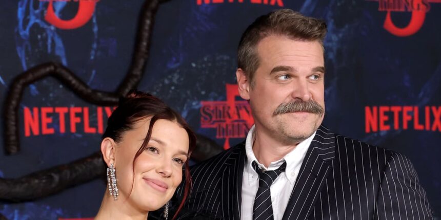 Cosa ha detto David Harbour sul tappeto rosso con Millie Bobby Brown alla première di "Stranger Things".