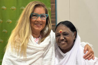 Romina Power a Piacenza con la santona Amma: ''Un onore''. Le immagini - Gossip.it