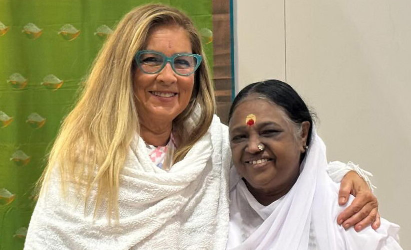 Romina Power a Piacenza con la santona Amma: ''Un onore''. Le immagini - Gossip.it