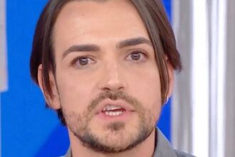 ''Pensavo fosse un invito a fargli una sorpresa'': Valerio Scanu quasi in lacrime in tv svela come ha scoperto la morte di Beppe Vessicchio - Gossip.it