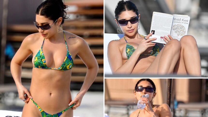 Chantel Jeffries indossa un bikini filante sdraiati in spiaggia