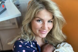 Erin Bates festeggia il Natale dopo il ricovero in ospedale