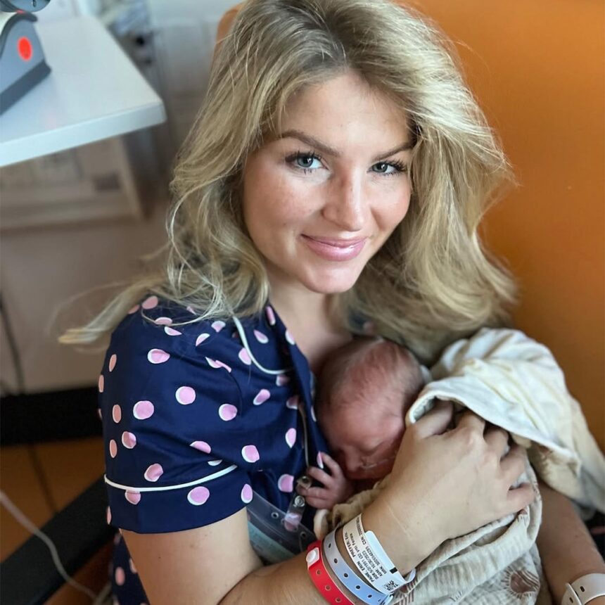 Erin Bates festeggia il Natale dopo il ricovero in ospedale