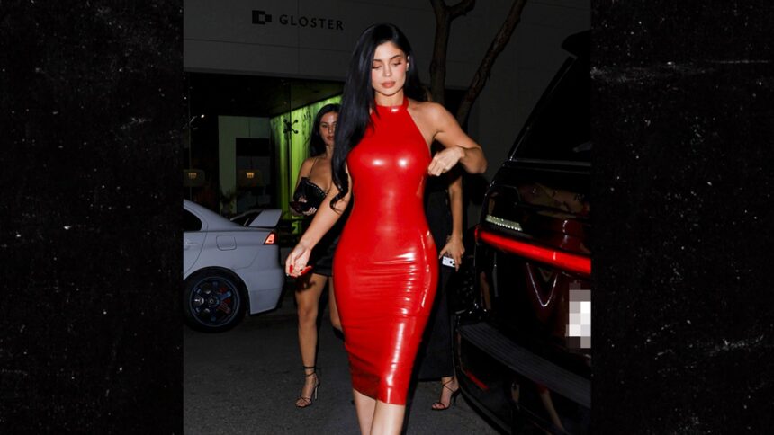 Kylie Jenner sfoggia un vestito rosso all'Holiday Party a Los Angeles