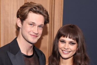 Damian Hardung di Maxton Hall parla della stretta amicizia con la co-protagonista Harriet Herbig-Matten